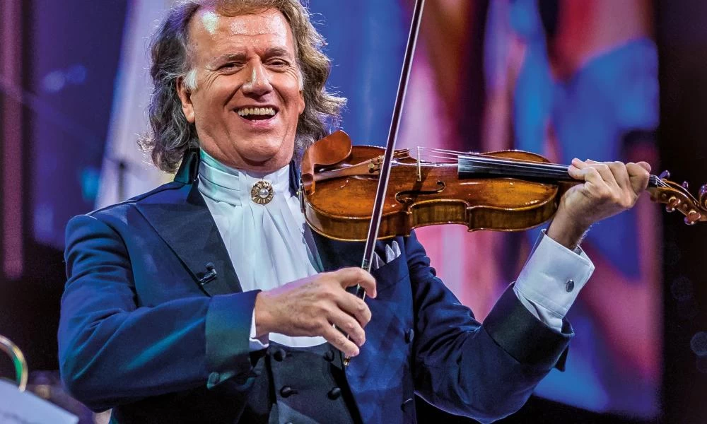 Ο διάσημος Ολλανδός βιολιστής André Rieu αποχαιρετά τον Μίκη Θεοδωράκη